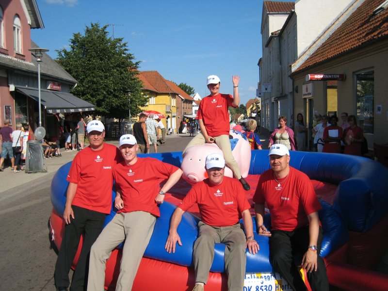 4338489-rodeogris-varmer-op-til-festivalen--